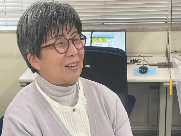 インタビューでは、仕事での変化を笑顔で話してくださいました。